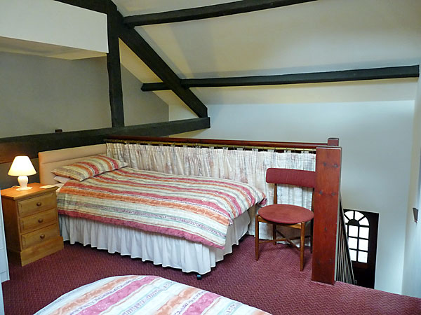 Upstairs bedroom - Yan